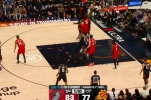 假动作很精髓！罗伊斯·奥尼尔假传真上戏耍罗威 上篮得分