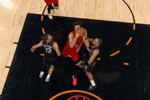 看着都疼！阿夫迪亚强攻打进但击中狄龙面部 吹进攻犯规进球无效