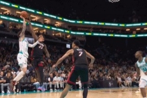 很值！小米切尔防守鲍尔被吹犯规 热火挑战成功取消犯规拿回球权