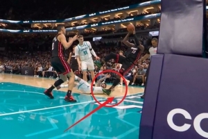 三球致阿德巴约受伤!斯波:愚蠢且危险的动作 不应出现在比赛中