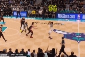 只领先3分还浪！拉梅洛·鲍尔运球刚过半场 出手超远三分稳稳不中