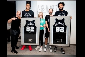 NBA仅18人！米奇·约翰逊为82场全勤的尚帕尼&凯尔登颁发荣誉球衣