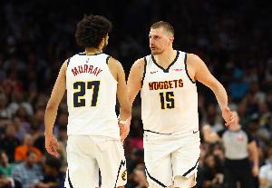 冠军搭档!本赛季穆雷为约基奇送出助攻数联盟第一 两人互换第二