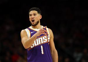 专注得分!布克首节6投4中得到了全队最高的12分 没篮板没助攻