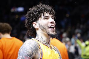 终于赢了！黄蜂第三次参加附加赛 此前两场分别惨败老鹰和步行者