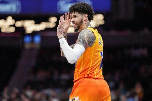 Skip：三球先是让阿德巴约退出战局 最后再用一记突破锁定胜局