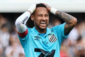 球队表现不佳遭批评,内马尔与球迷争执:我TM非常尊重俱乐部