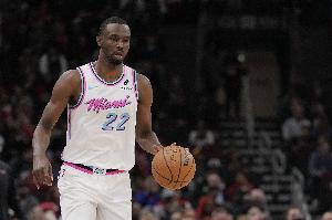 拼尽全力！维金斯18中10空砍27分7板 三分8中4