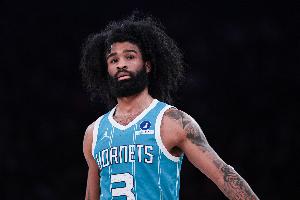 杀疯了！怀特接鲍尔甩锅球飚进压哨三分 第三节单节5中5狂砍14分