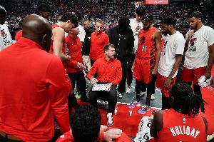 火媒：开拓者教练被抓&助理GM被停职仍进季后赛 真TM让人印象深刻