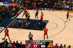 利刃穿心!阿夫迪亚变向一步过掉狄龙 直杀内线上篮打中