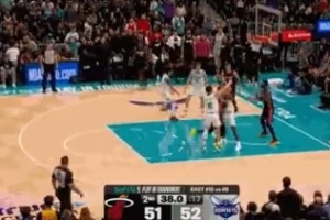 凌波微步！希罗持球冲击篮筐 对抗防守换手抛投打进加罚