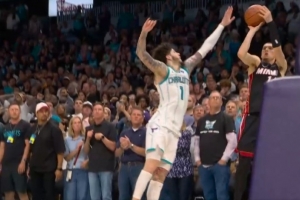 力挽狂澜！希罗三分命中后造三分犯规三罚全中 热火反超黄蜂1分