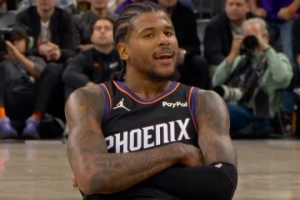 今天热得发烫！杰伦·格林高难度3+1 被犯规坐在地上抱胸庆祝