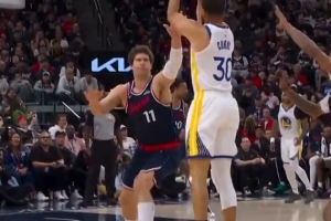 哨子来了！库里外线三分命中还造成大洛犯规 成功打3+1