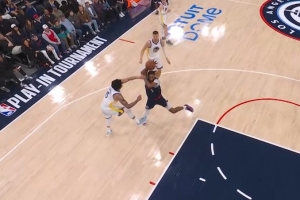 希望没事!小德里克·琼斯拼抢时崴脚 罚球后被换下回更衣室