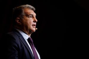 很气！世体：拉波尔塔直接向切费林表达了对欧冠裁判判罚的不满