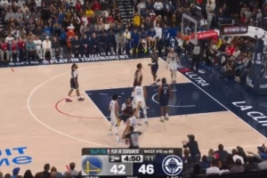 可惜!库里三分命中 但因桑托斯掩护犯规被吹无效