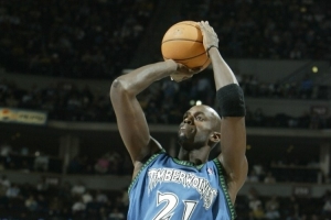 阿里纳斯:阿德巴约有点像加内特 有能力场均30+但打法太团队了