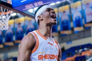 郑永刚:球员们身体都十分疲劳 每到关键的时候总有人站出来