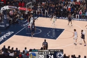 这一幕?追梦掩护发力撞倒小琼斯后库里中投命中 裁判没有表示