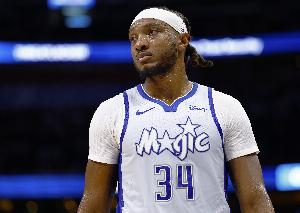 安心抢篮板吧~小卡特上半场5投仅1中 拿到4分6篮板