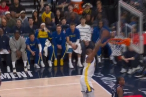 扶我起来!霍福德转身发现没人防了 直杀内线双手暴扣