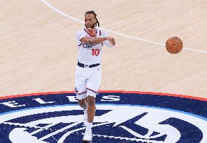 冲击力十足!加兰上半场8中5得到11分3板5助攻 三分2中1