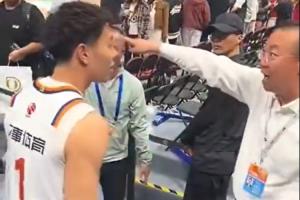 直播吧:阻挡李添荣的是场馆方维持现场秩序的负责人 非首钢人员