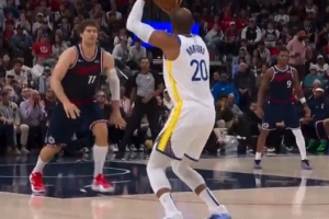 解渴!霍福德接库里传球三分穿针 帮助勇士紧咬比分