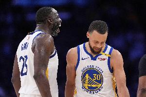 库里:我找不到词形容追梦对比赛的影响力了 他整场都在缠斗小卡