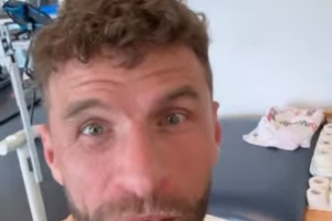 穆勒与温哥华白浪队友观看拜仁vs皇马直播,社媒晒观赛视频