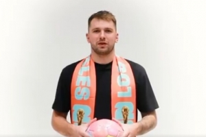 东契奇用NBA球员组建足球队:詹姆斯力量&库里射门&约基奇球商