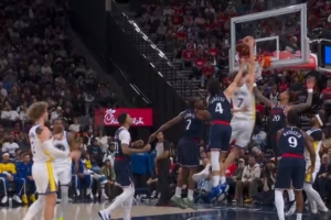 双峰组合！波杰姆斯基罚球不中 波尔津吉斯杀出单臂暴力补扣