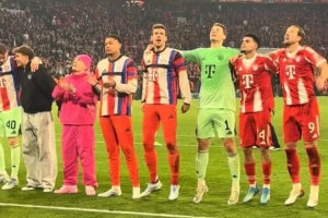 卡尔赛后与拜仁队友一起庆祝，一身粉色穿搭+帽子被比朔夫抢走