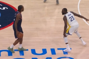 望无大碍！关键时刻追梦单防伦纳德疑似崴到膝盖 摸一下接着战