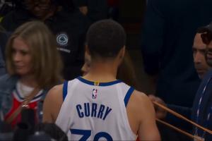 末节开打前 库里再次走回更衣室 目前已经回到场边替补席