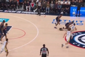 库里遭遇包夹倒地！美媒：他被打翻在地上了 依然没有哨子