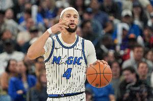 手感不够防守来凑!萨格斯半场5中1仅得3分2板1助 但贡献2次抢断