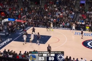 差了一点点!库里吸引防守再分球 桑托斯超远三分涮筐而出