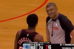 毕竟新秀!埃奇库姆和萨格斯发生摩擦 被吹技犯后努力跟裁判辩解