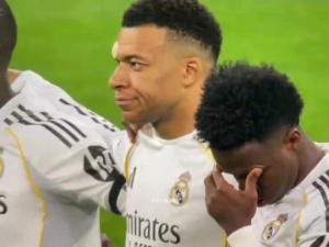 赛前默哀仪式德国球迷喧哗,姆巴佩无奈摇头+流露不满神情