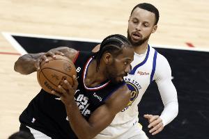 库里:伦纳德的赛季表现不可思议 他会入选最佳阵容且当之无愧