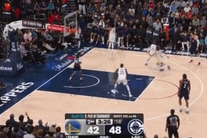 灾难!桑托斯长传失误 小德里克·琼斯三分再度惩戒