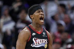 凌波微步！埃奇库姆反击飘逸转身上篮打进还造犯规 可惜加罚没进