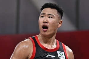 克里斯托弗：贺希宁很棒 光看他就觉得他很强壮 他的比赛打得很好