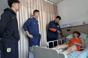 博主：宿茂臻、韩鹏来到医院看望重伤的泰山B队球员艾孜海尔