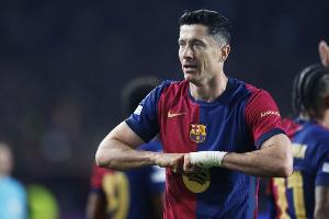 罗马诺:莱万不满巴萨让自己大幅降薪 其经纪人将同意甲豪门会谈