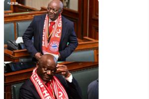 为儿子骄傲!孔帕尼议员父亲今天戴着拜仁围巾参加议会