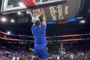 轻松写意！库里赛前自抛自接 完成了一个空接背扣